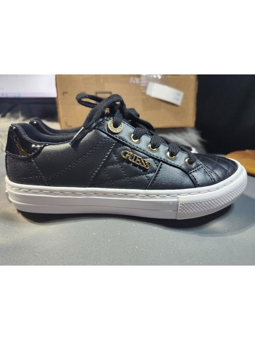 GUESS LOVEN lace-up SNEAKERS - SIZE 8.5M - BLACK/gold -